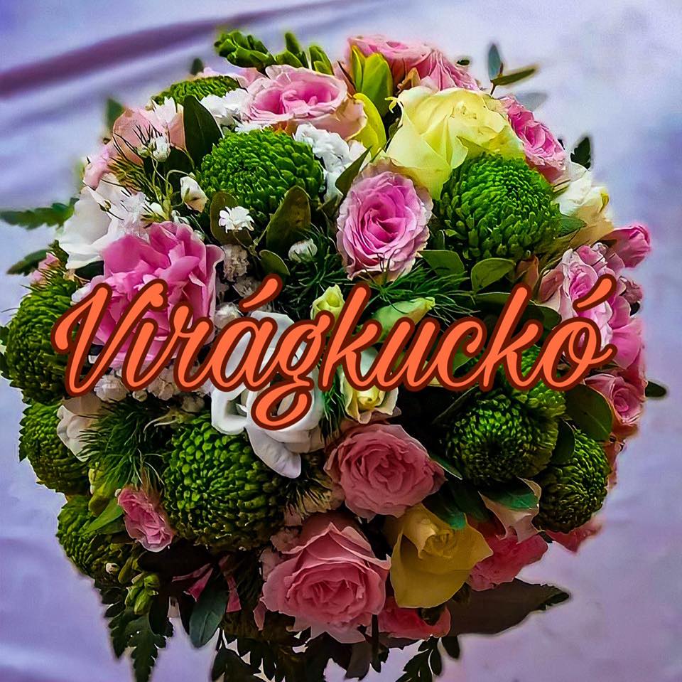 Nagyszerű csokrok és asztaldíszek.