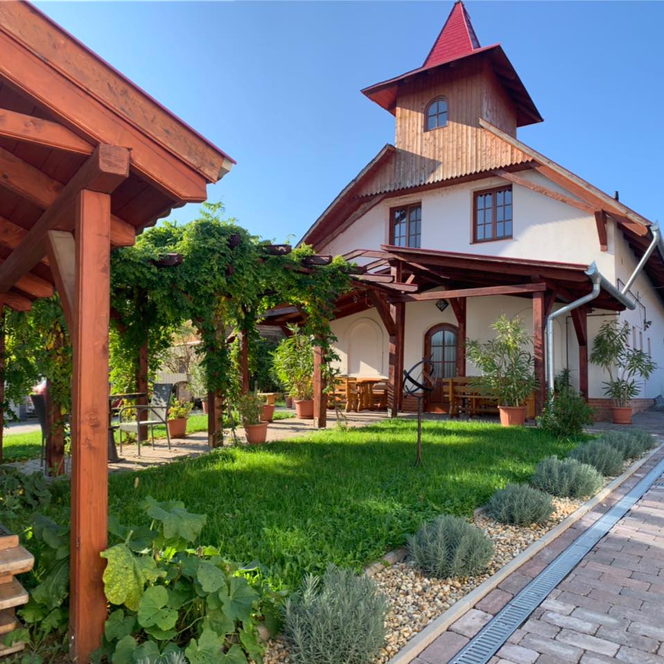 Buzáspince vendégház a szállásadó partnerünk.